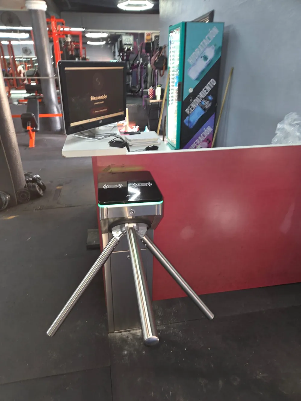 Torniquete con la pantalla de bienvenida de AccesoFit en Rolus Gym